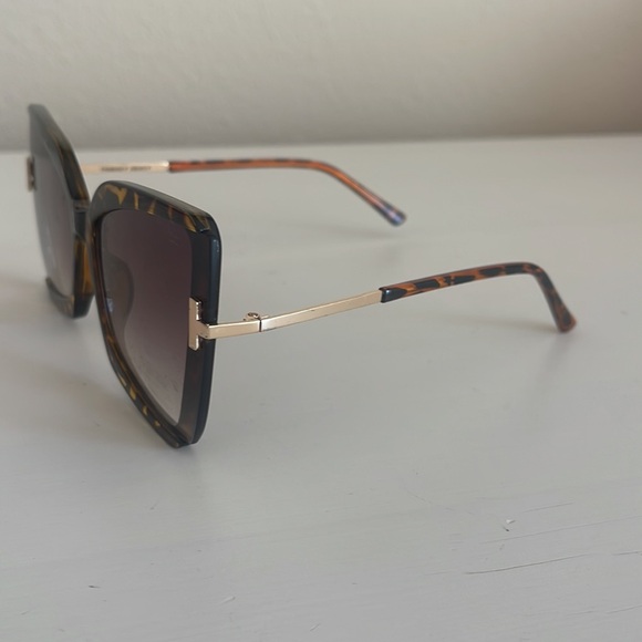 cat eye sunnies! - Picture 3 of 3